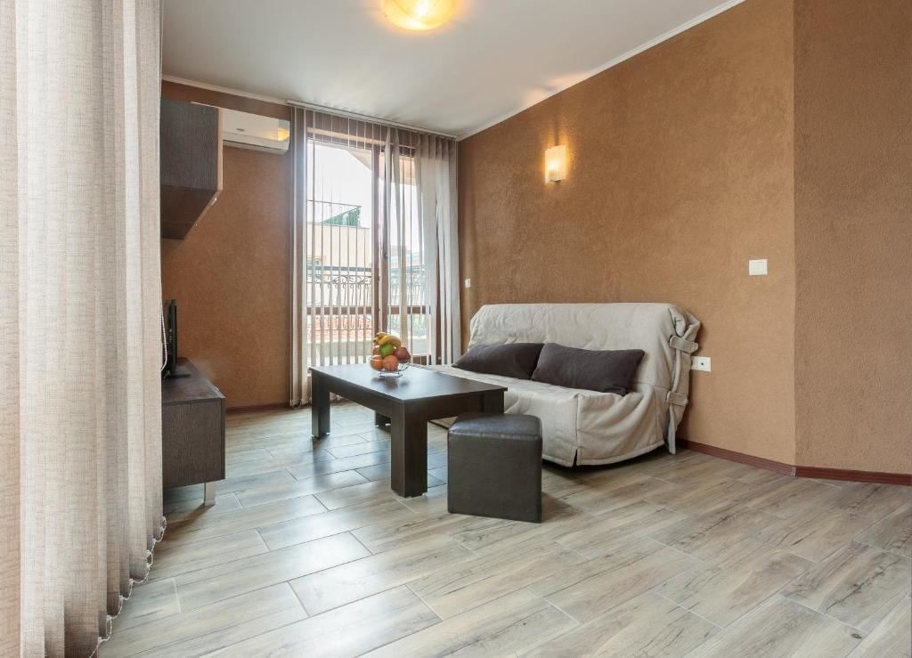 rooms-standard-apartment-balcony