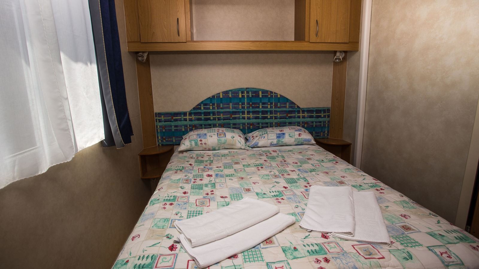 rooms-2-bedroom-mobilehome-terrace