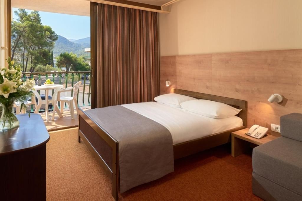 rooms-familyroom-balcony