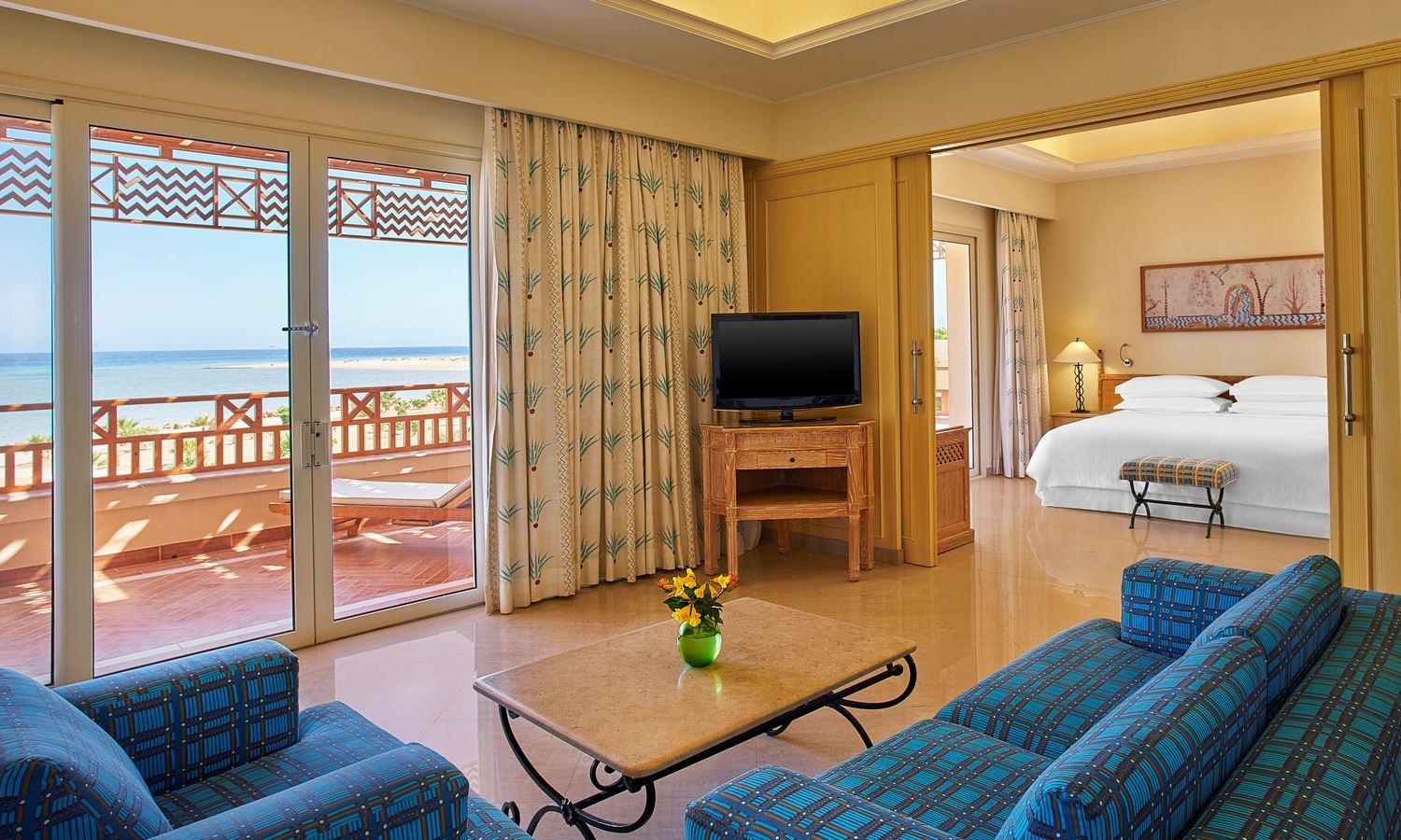 rooms-deluxe-beach-front-suite