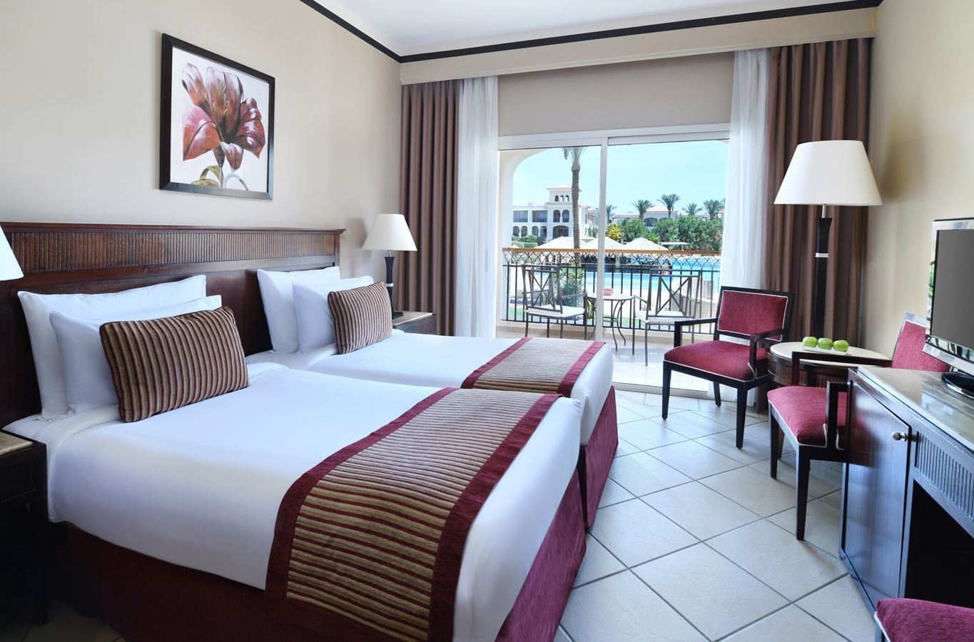 rooms-room-superior-poolview