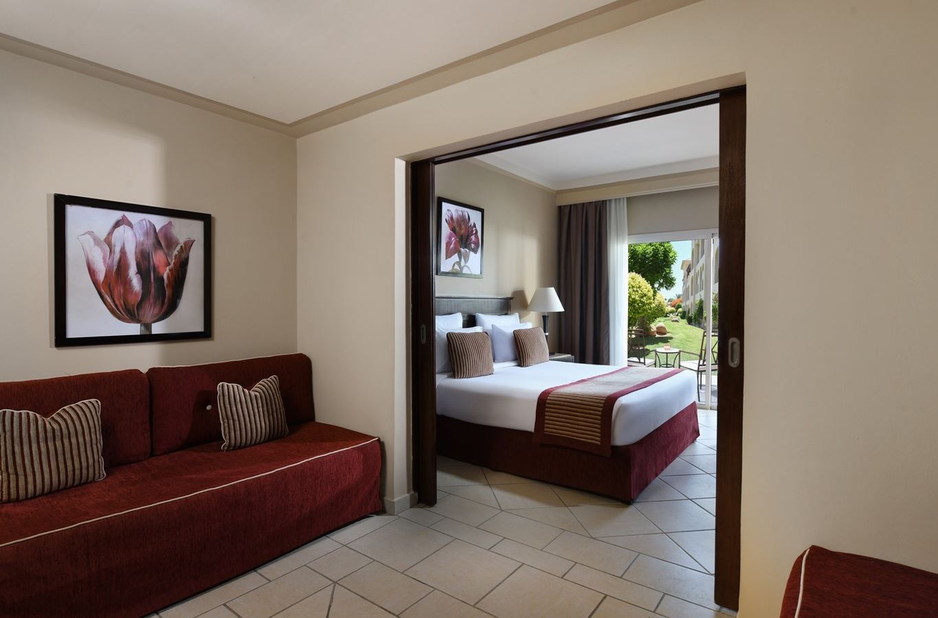 rooms-deluxe-familyroom-gardenview