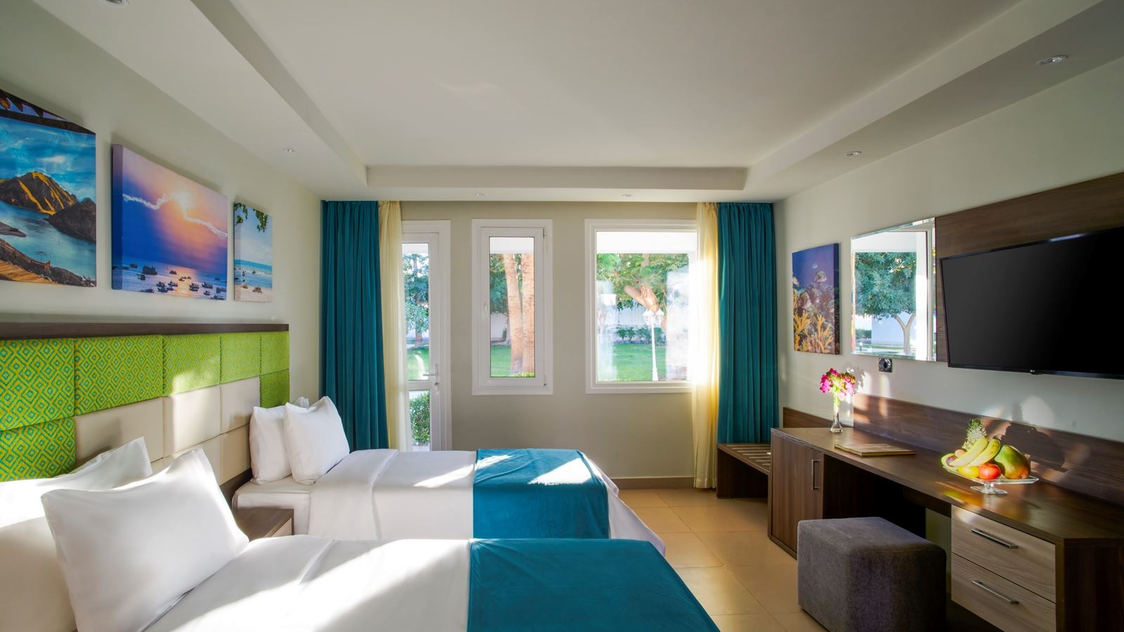 rooms-palm-front-room