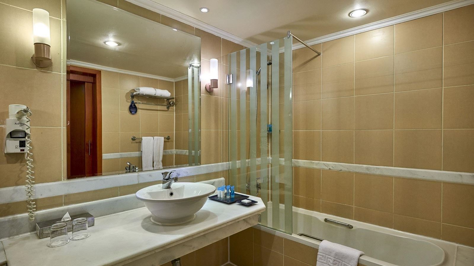 rooms-superior-room-partial-sea-view