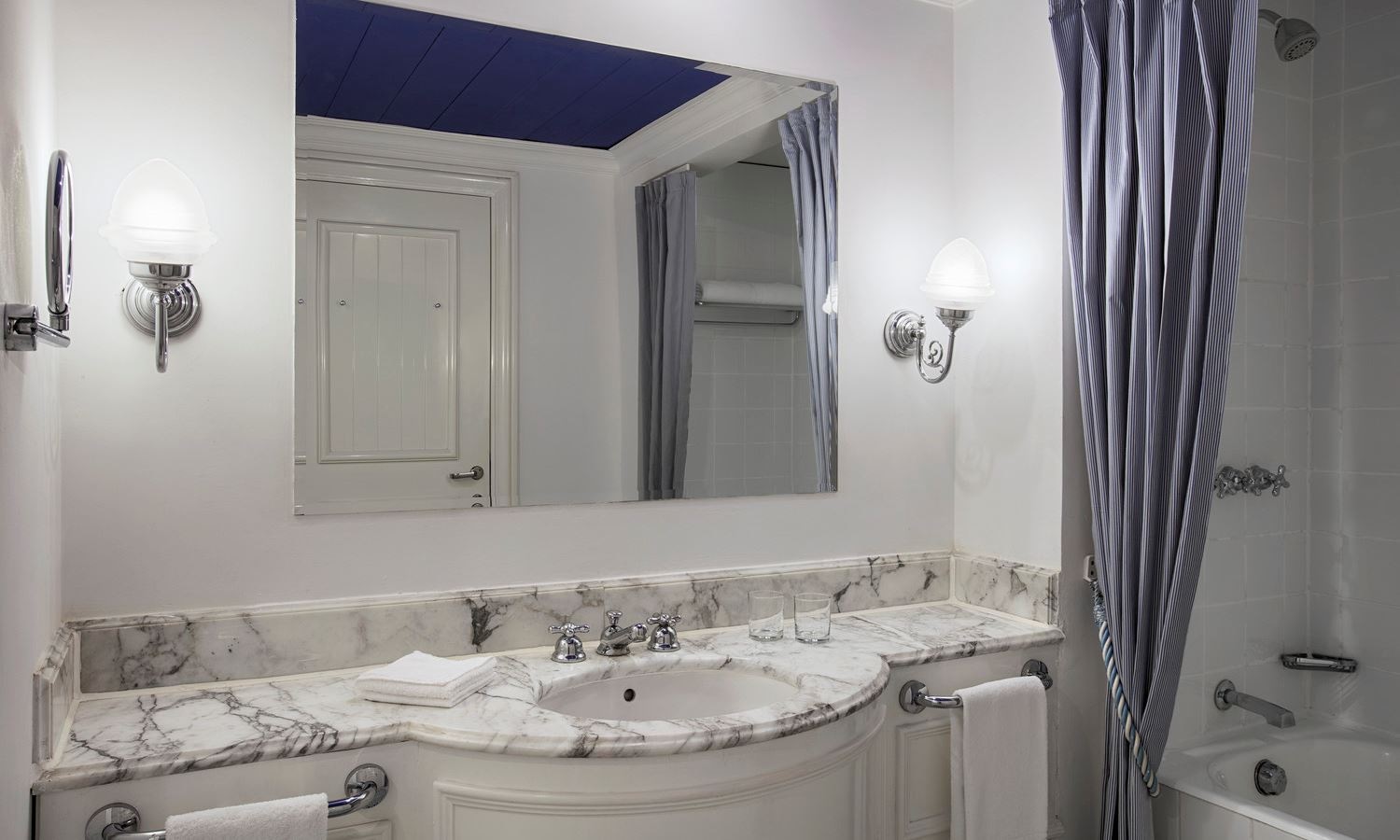 rooms-superior-main-building-beach-and-sea-front-view