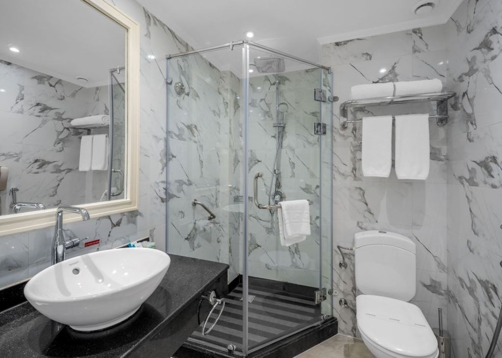 rooms-standard-pool-view-room