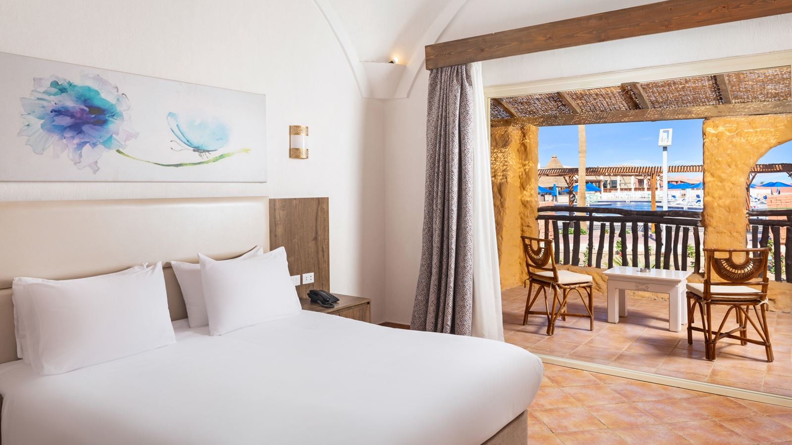 rooms-standard-room-pool-view