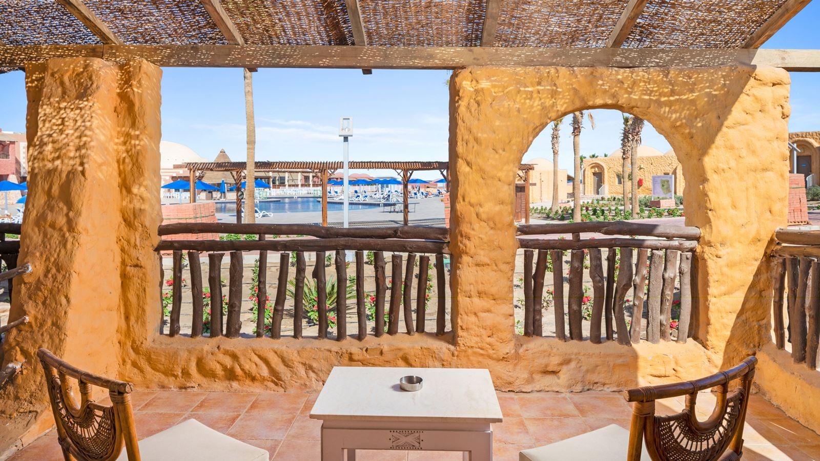 rooms-standard-room-pool-view