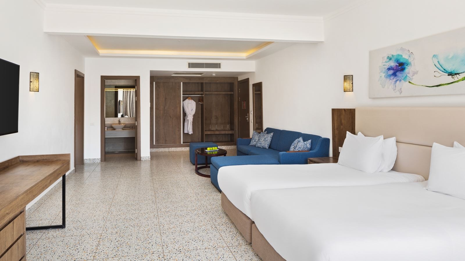 rooms-family-deluxe-pool-view-room