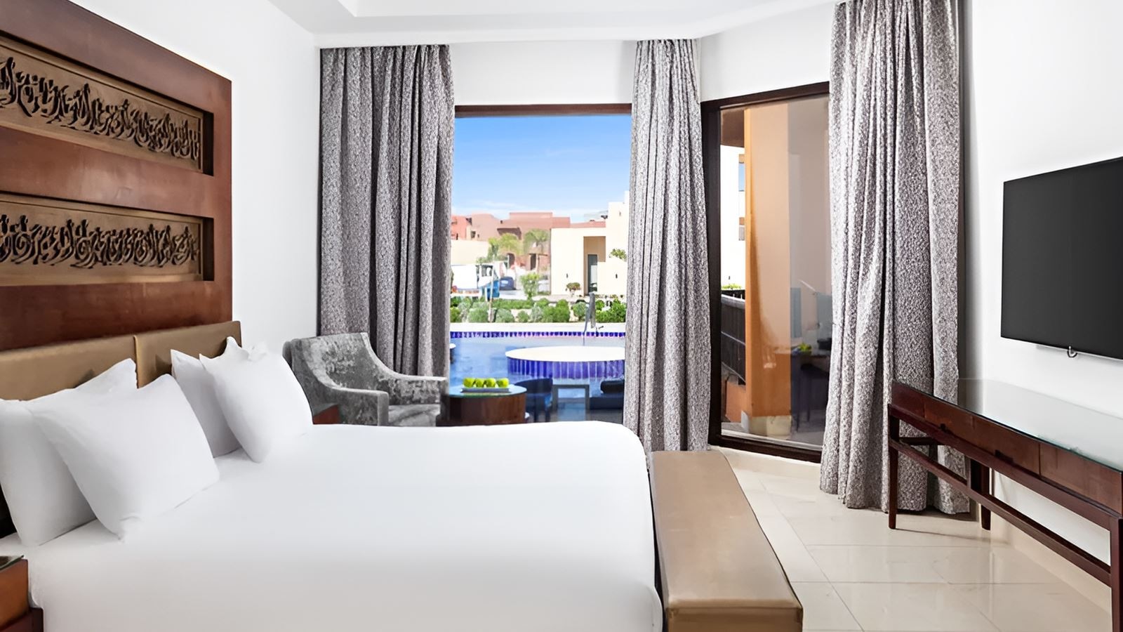 rooms-royal-suite-swimup-pool-view