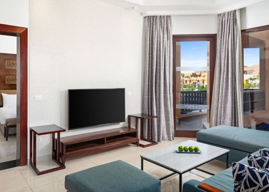 rooms-royal-suite-swimup-pool-view