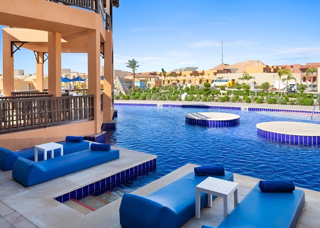 rooms-royal-suite-swimup-pool-view