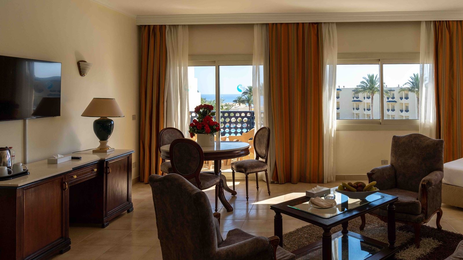 rooms-suite-pool-view