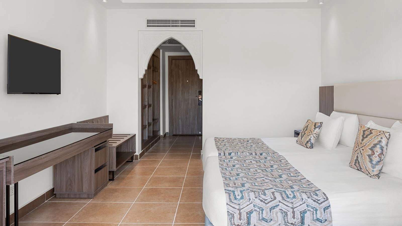 rooms-standard-room-pool-view