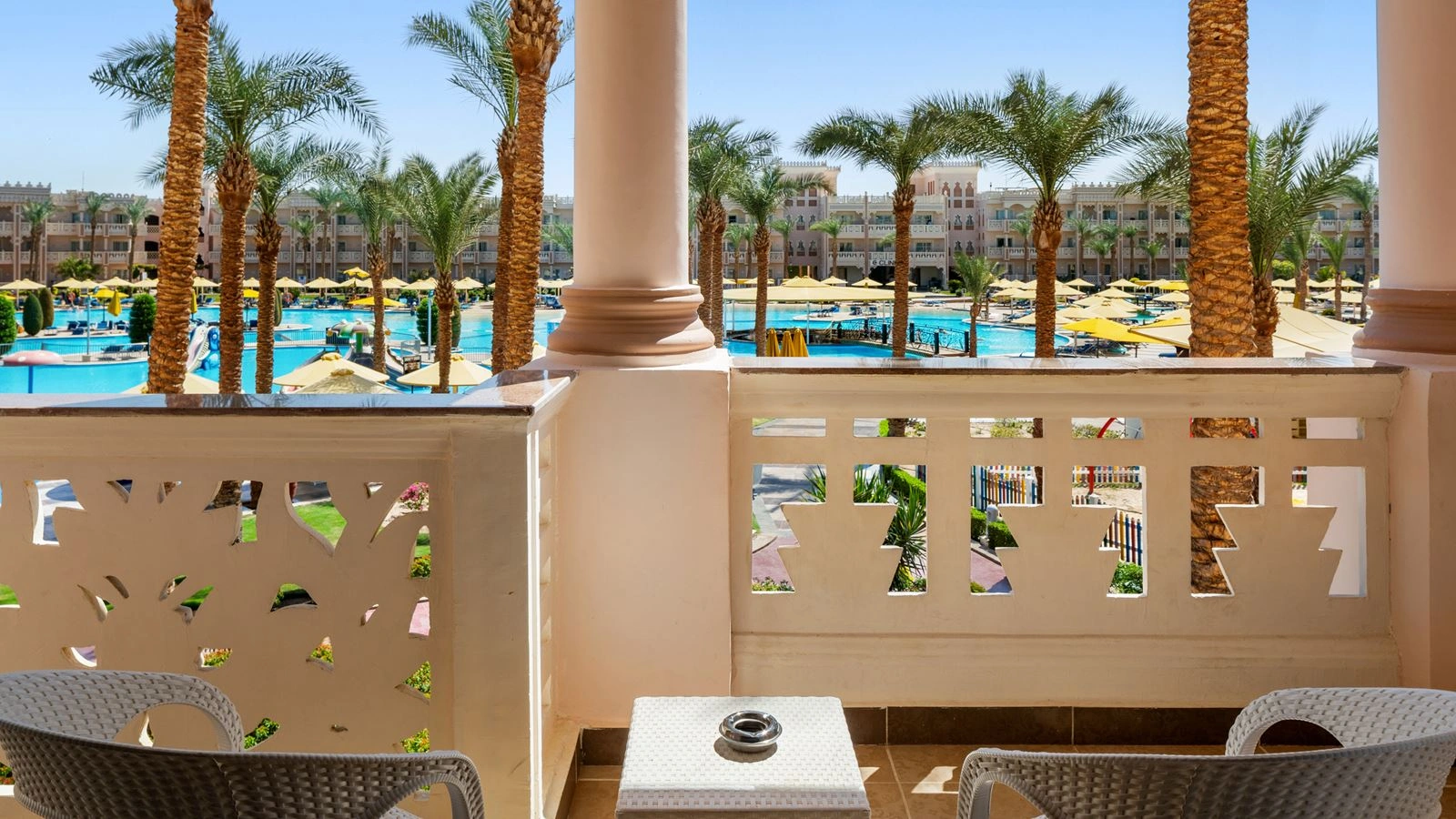 rooms-standard-room-pool-view