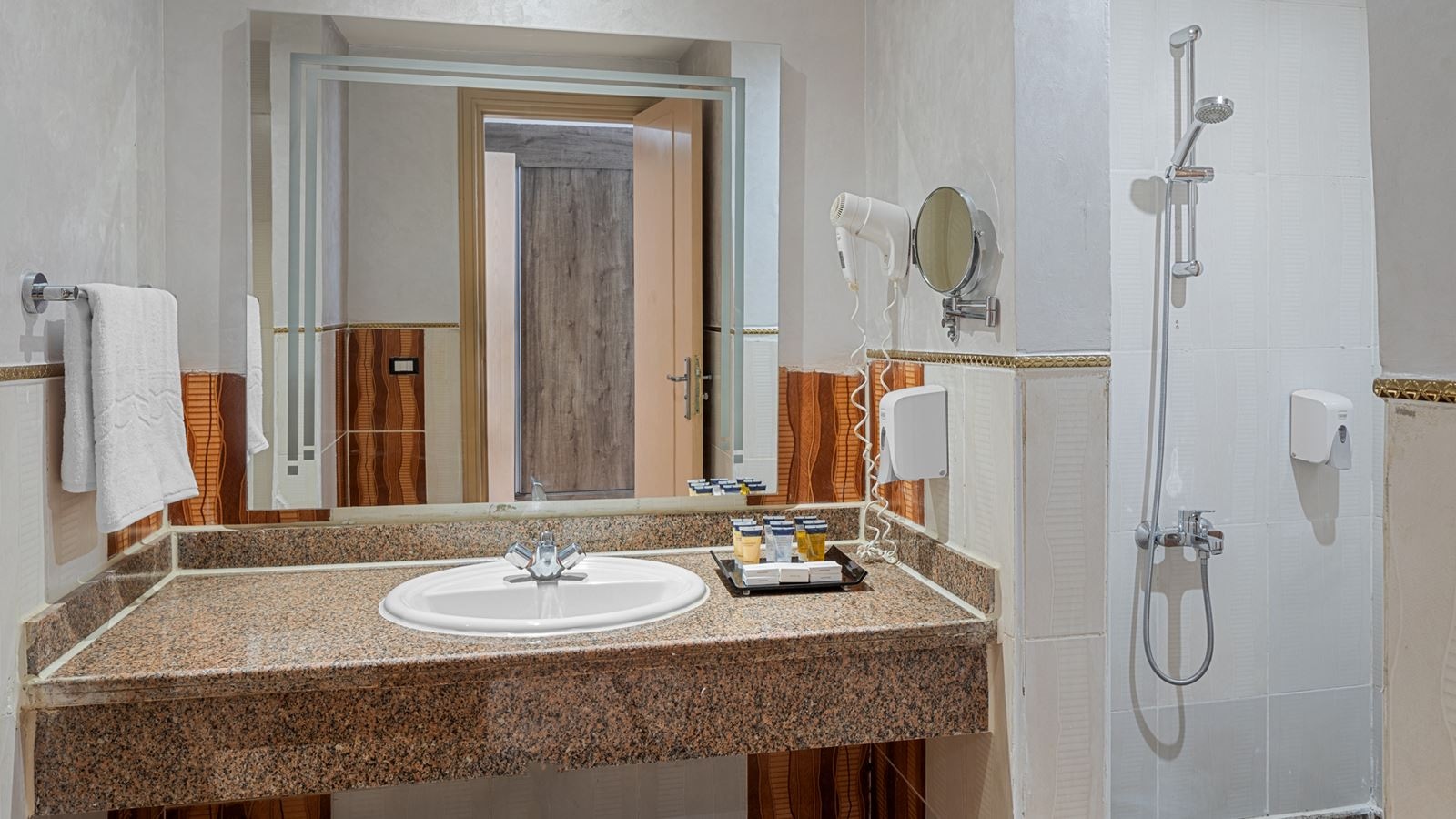 rooms-standard-room-gardenpool-view