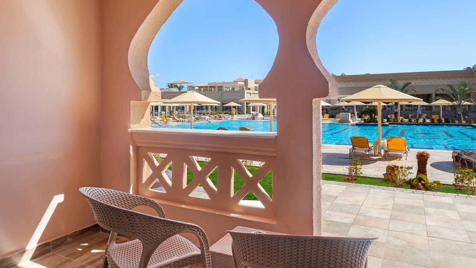 rooms-room-standard-pool-view