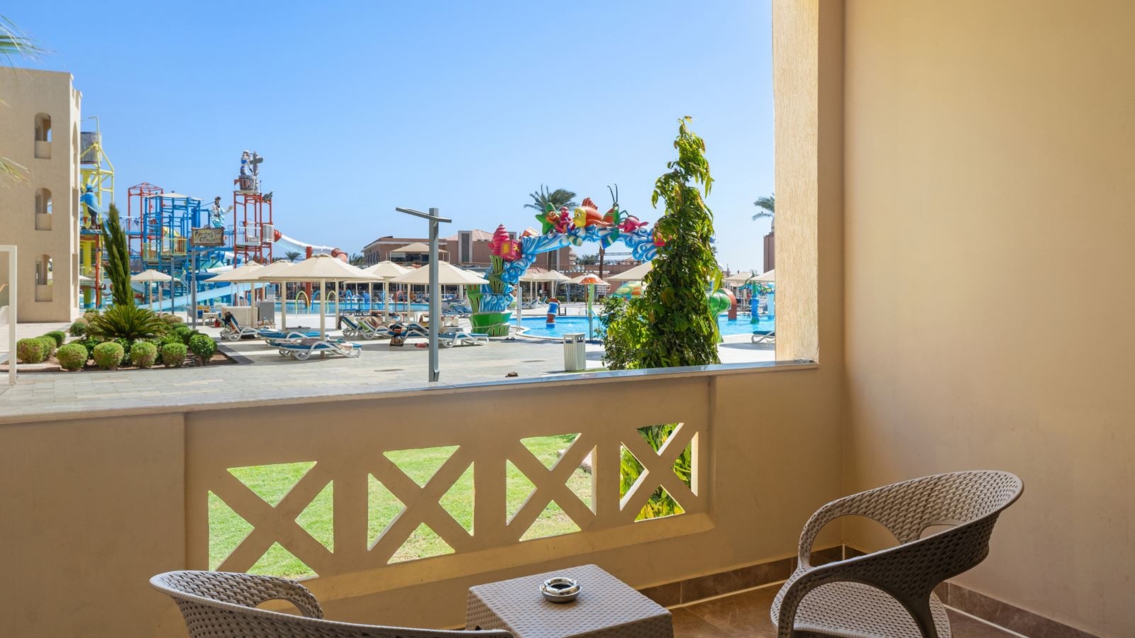 rooms-family-room-pool-view