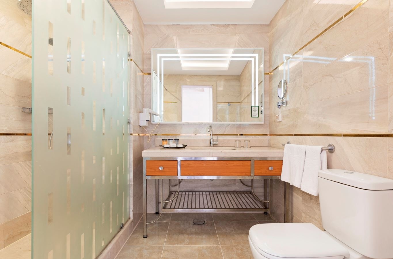 rooms-family-large-gardenpool-view