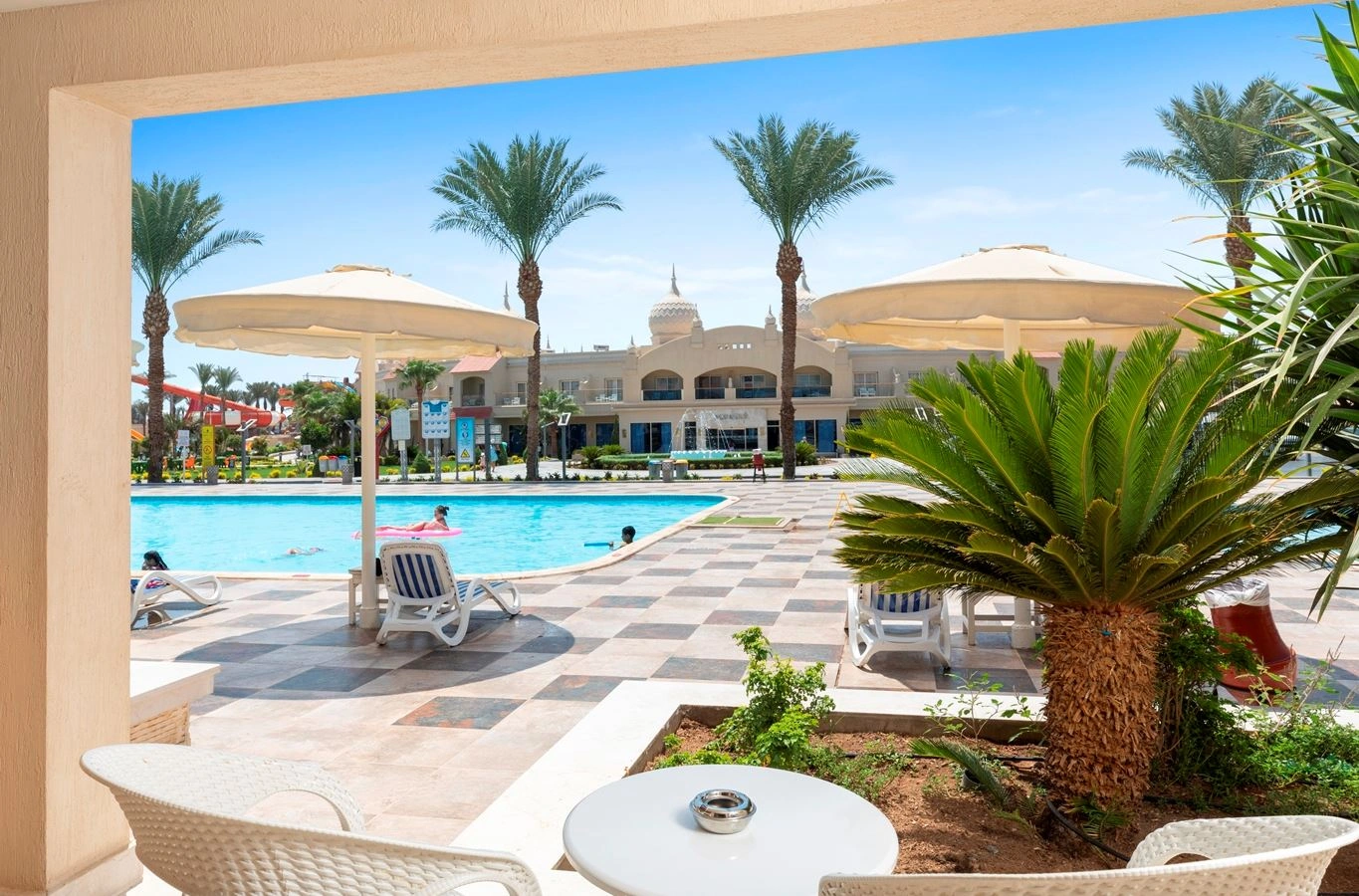 rooms-family-room-sliding-door-pool--garden-view-ex-family-room-bunkbed