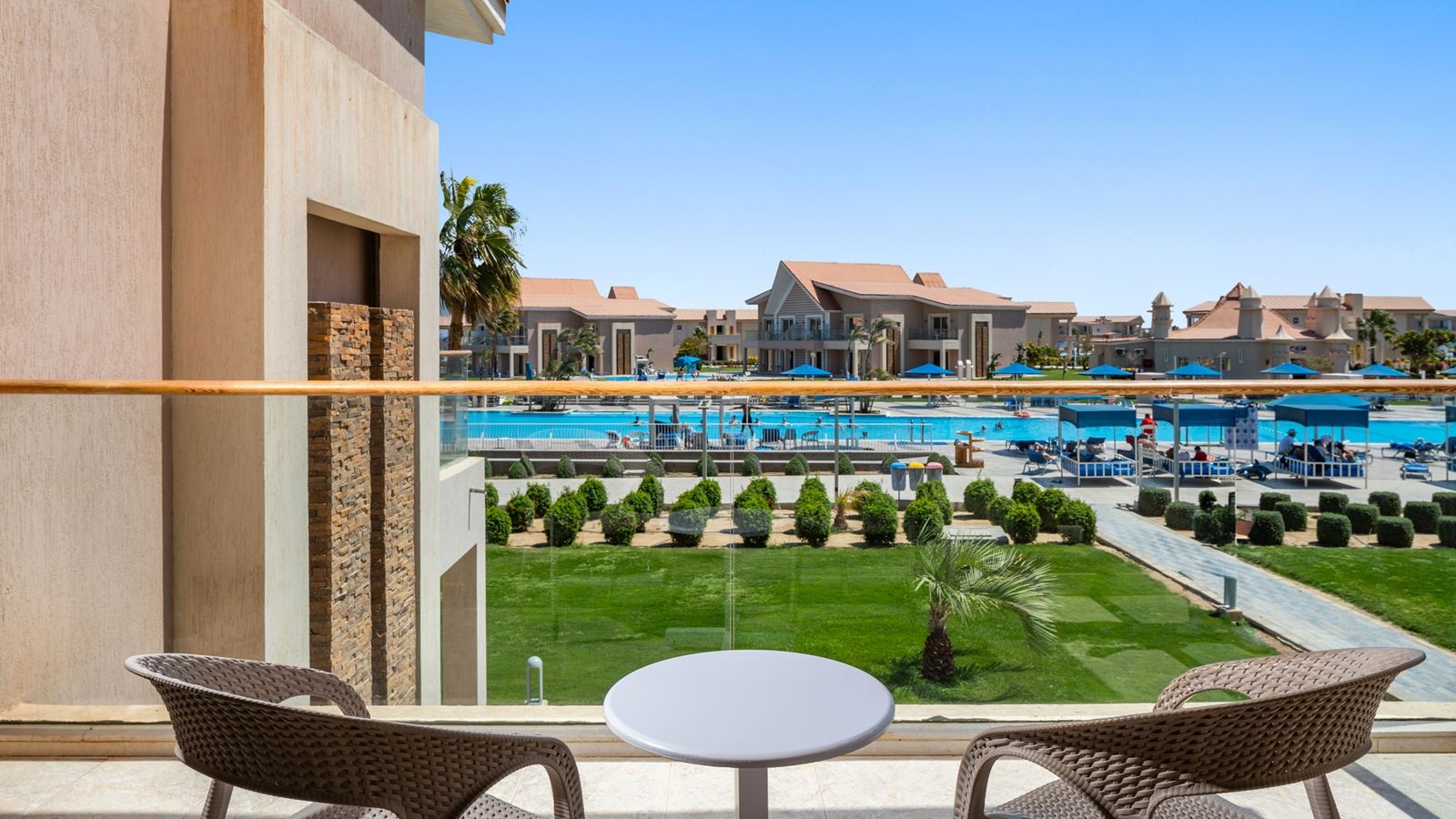 rooms-family-room-pool-view