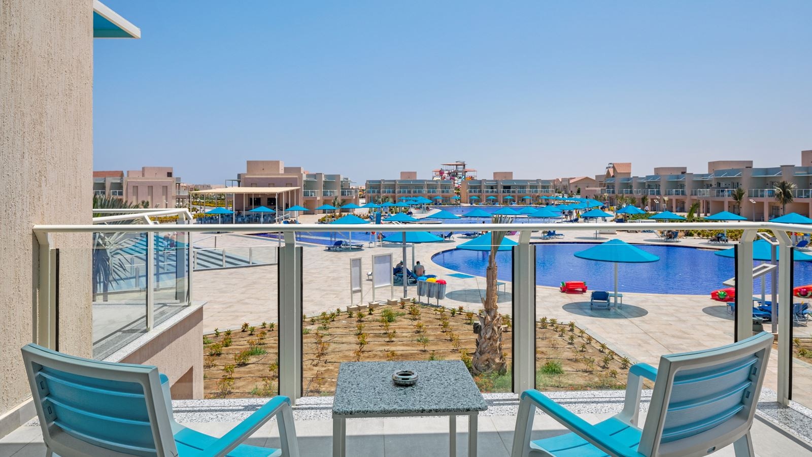 rooms-deluxe-suite-pool-view