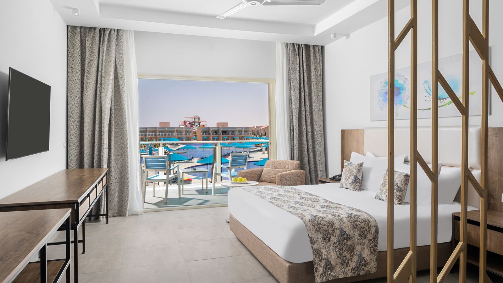 rooms-deluxe-suite-pool-view