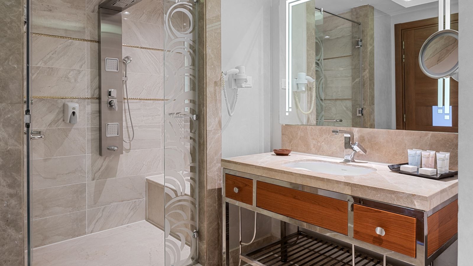 rooms-junior-suite-pool-view