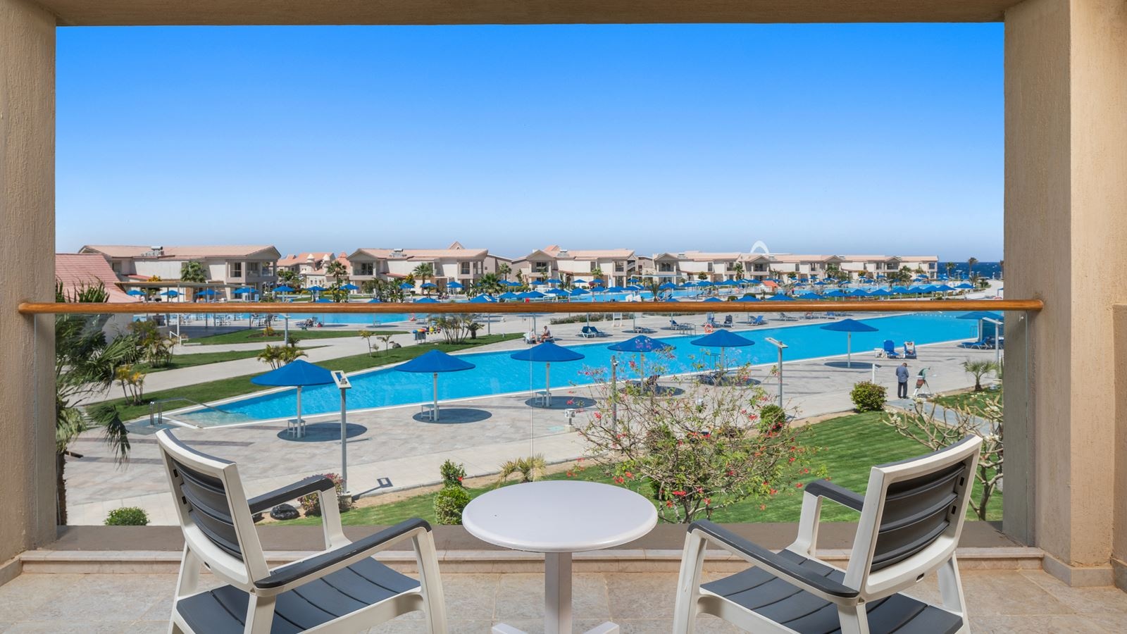 rooms-junior-suite-pool-view