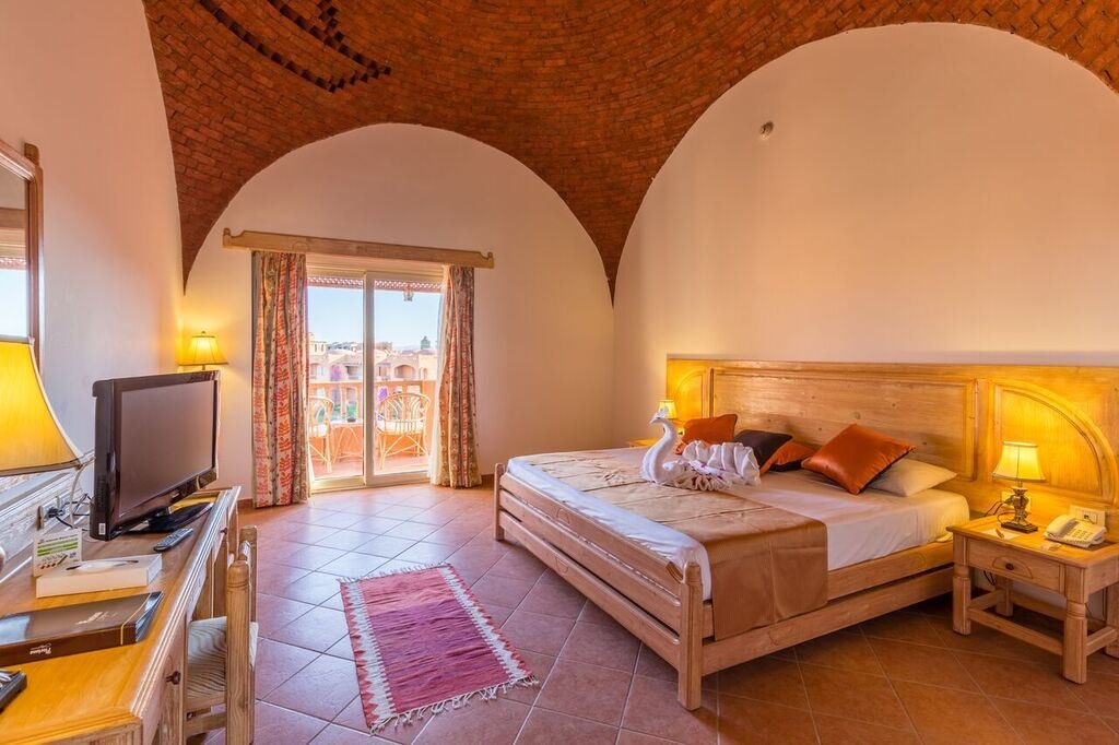 rooms-standard-pool-view