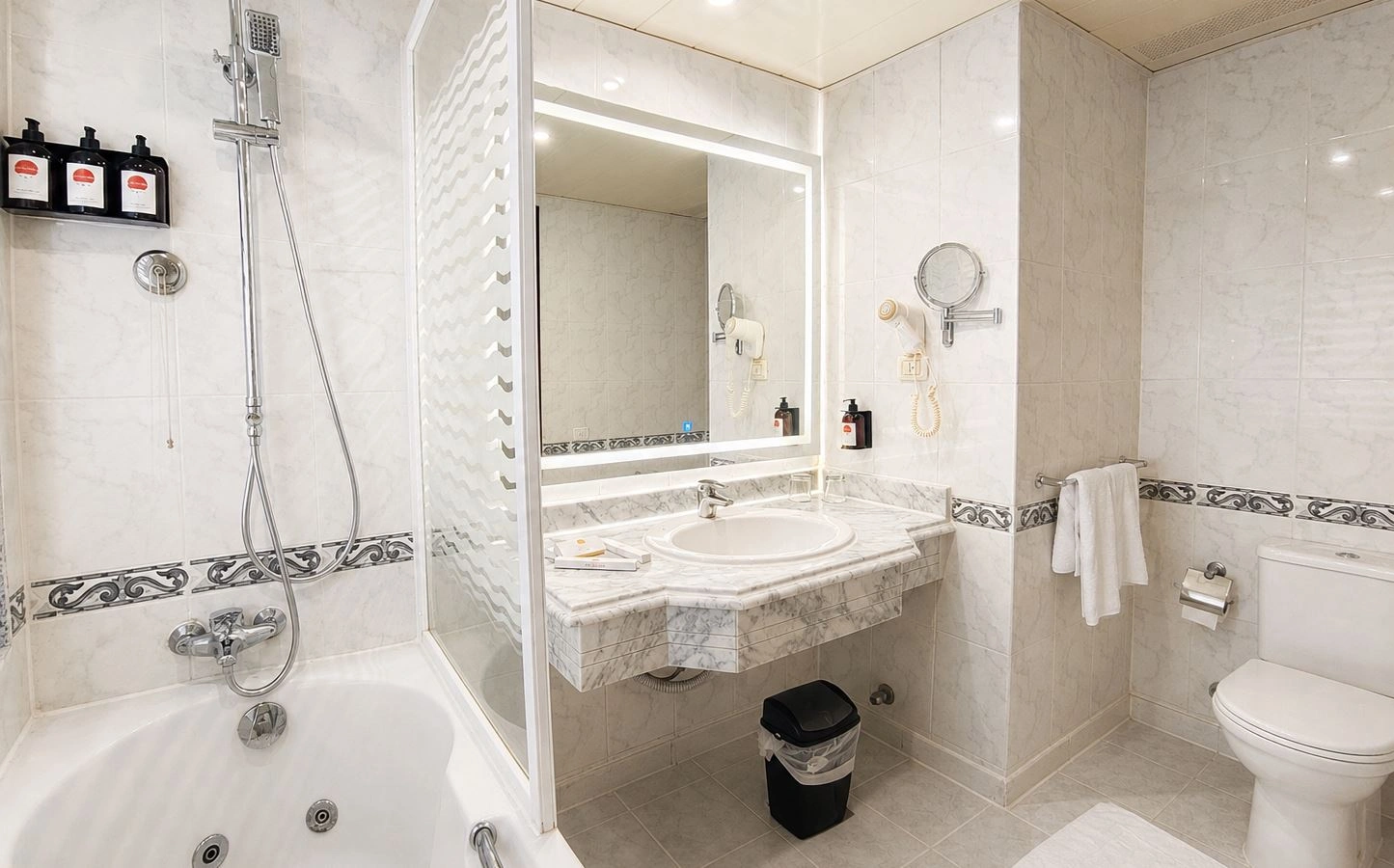 rooms-jacuzzi-suite