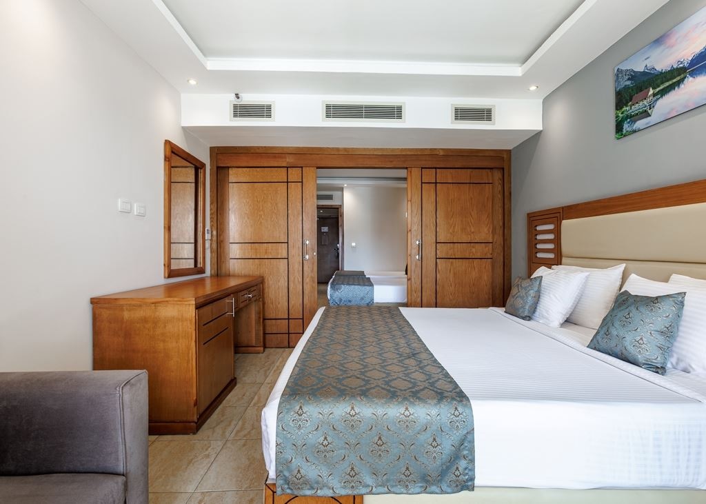 rooms-family-room-city-view