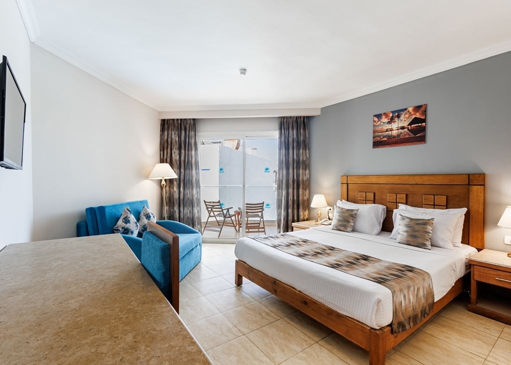 rooms-standard-room-back--pool--partial-sea-view