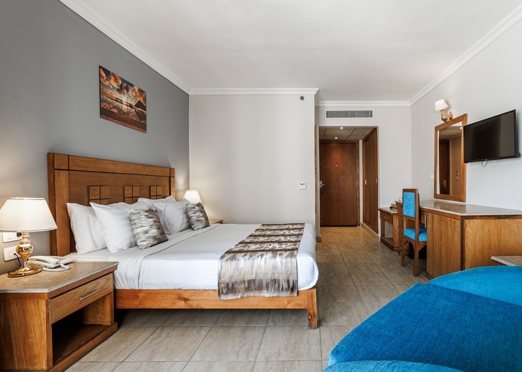 rooms-standard-room-back--pool--partial-sea-view