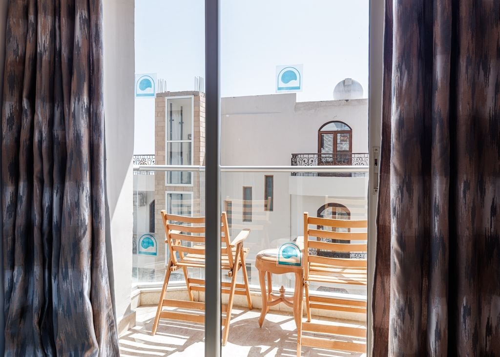 rooms-standard-room-back--pool--partial-sea-view