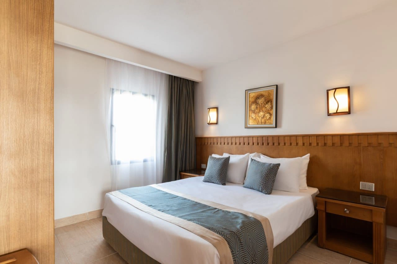 rooms-room-family-gardenpoolview