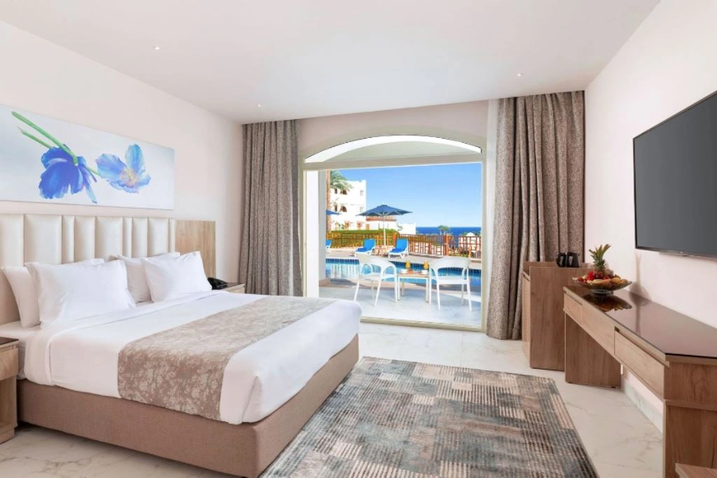 rooms-deluxe-pool-view