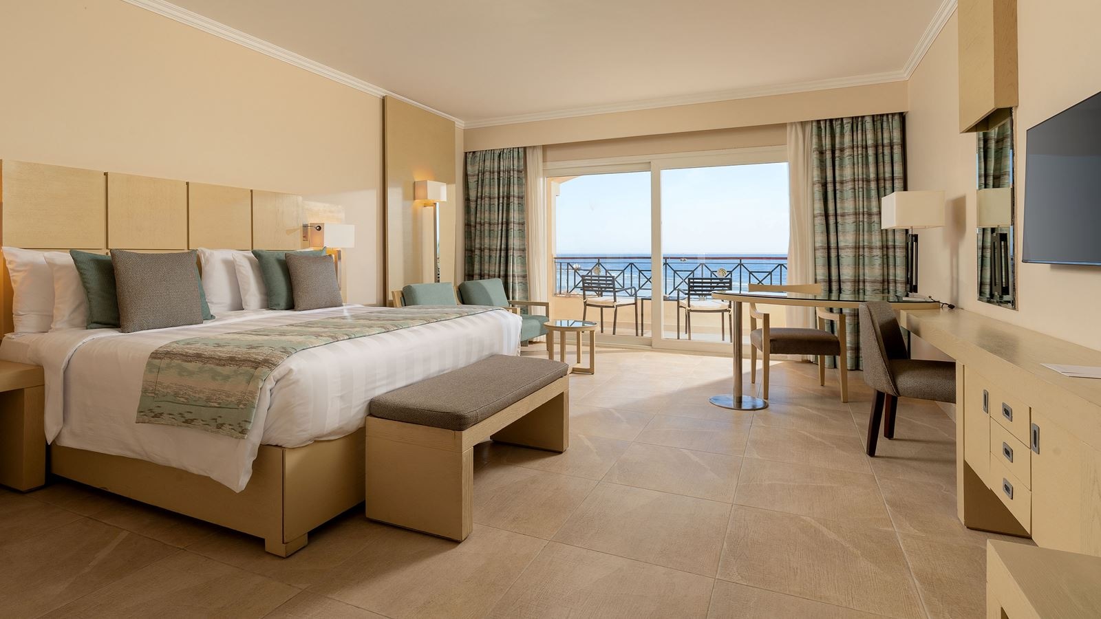 rooms-deluxe-room-gardenpoolsea-view