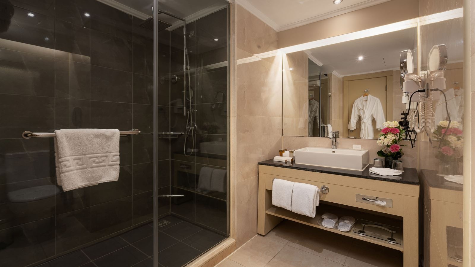 rooms-junior-suite-poolsea-view