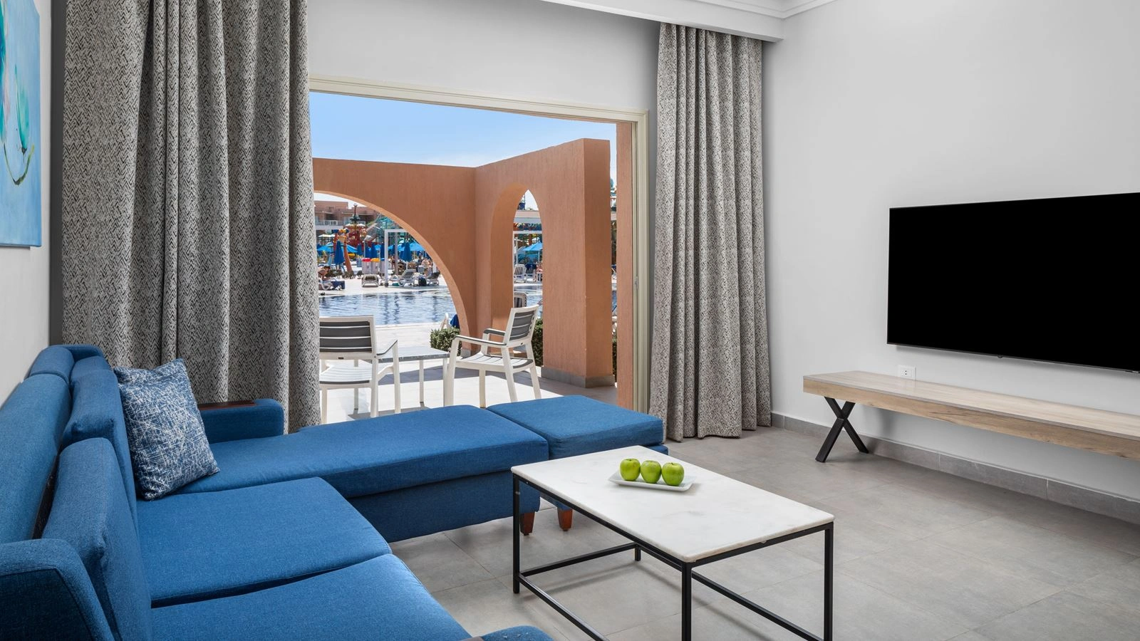 rooms-premium-family-room-pool-view