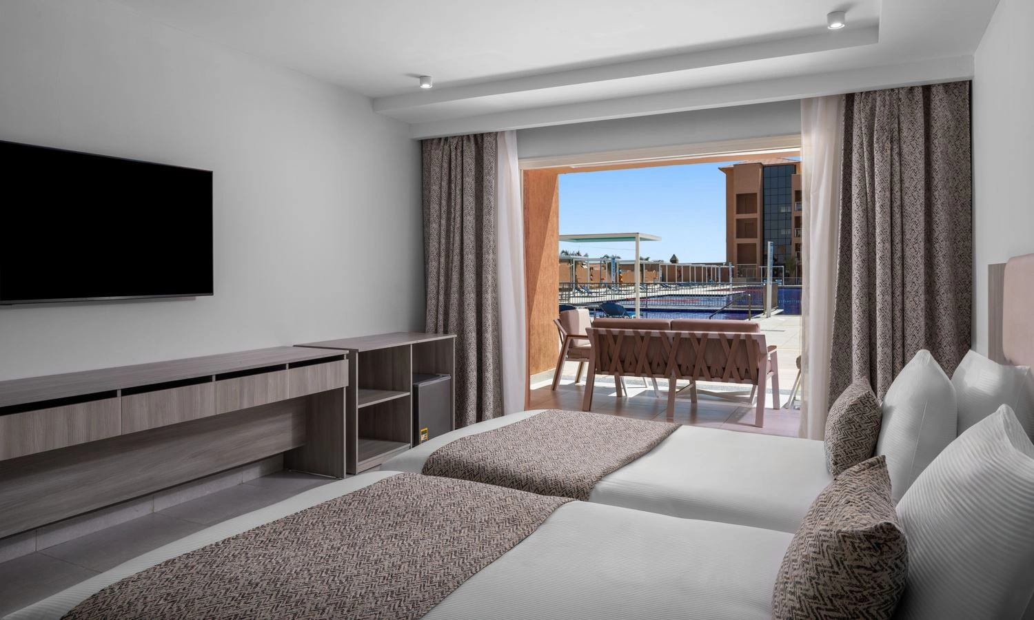 rooms-duplex-pool-view-+14-years