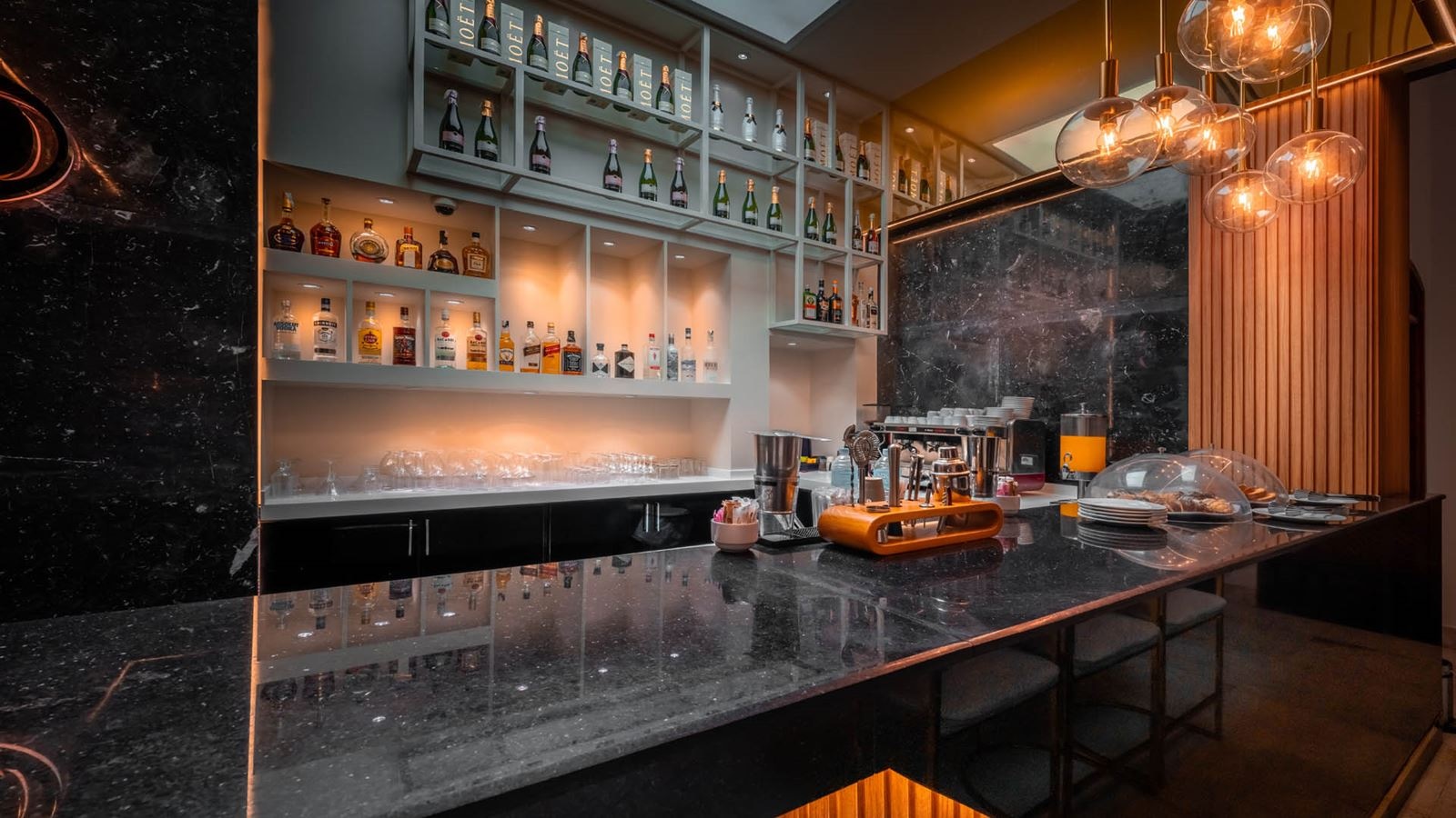 bars-red-sea-lobby-bar