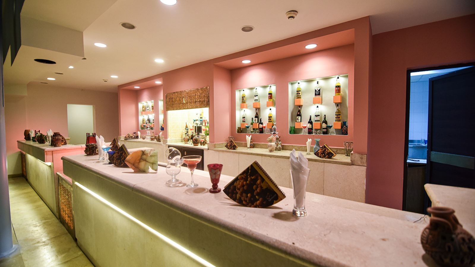 bars-pirates-bar-main-pool-bar