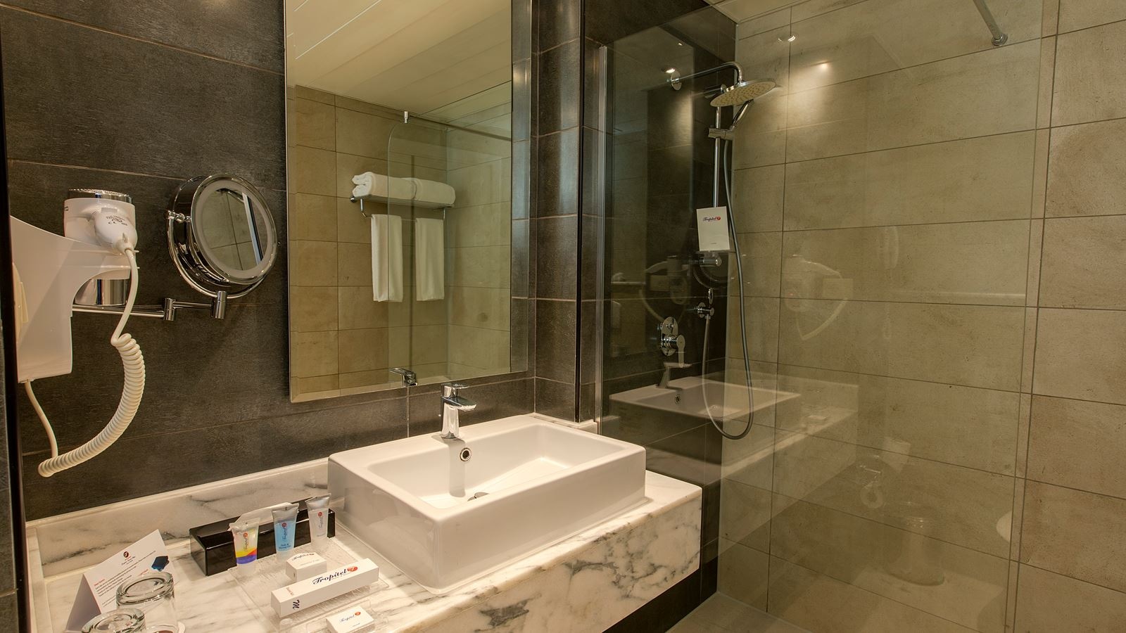 rooms-deluxe-room-pool-view