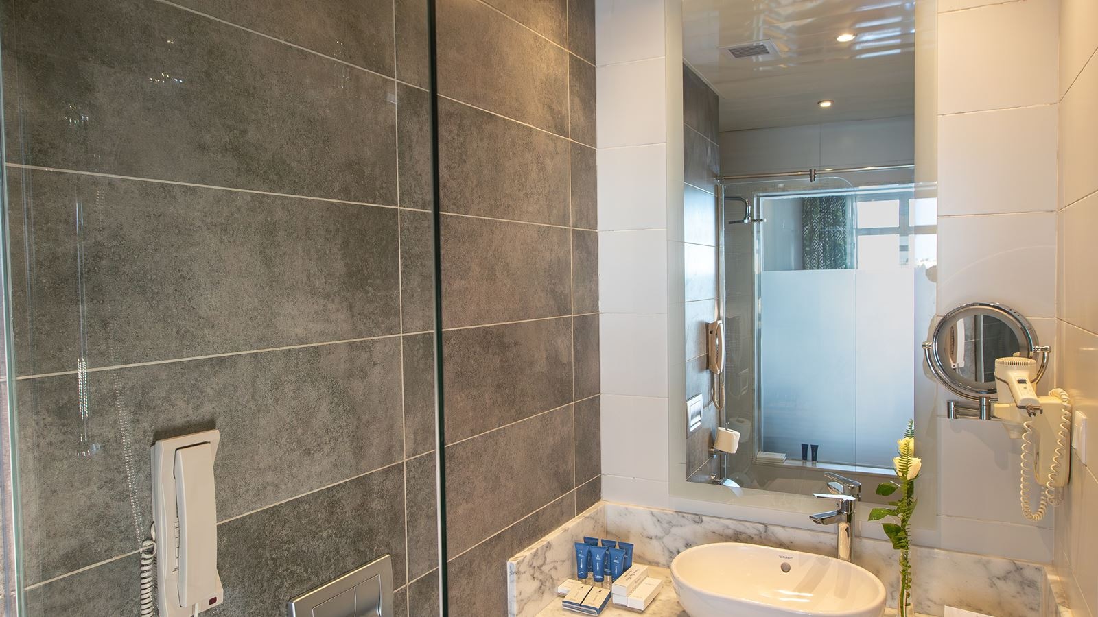 rooms-deluxe-jacuzzi-beach-front