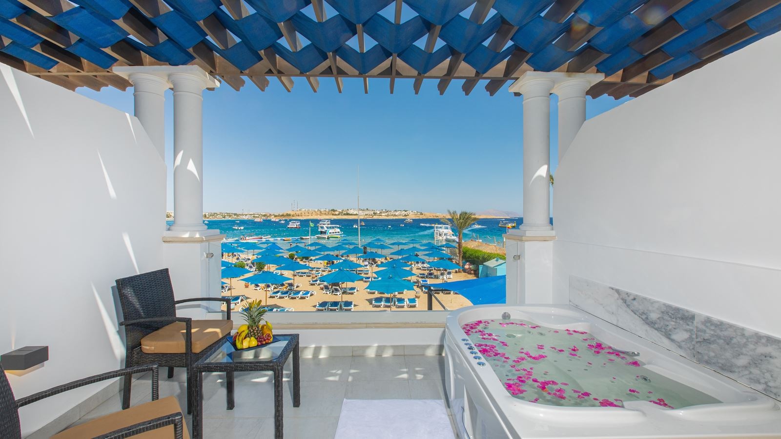 rooms-deluxe-jacuzzi-beach-front