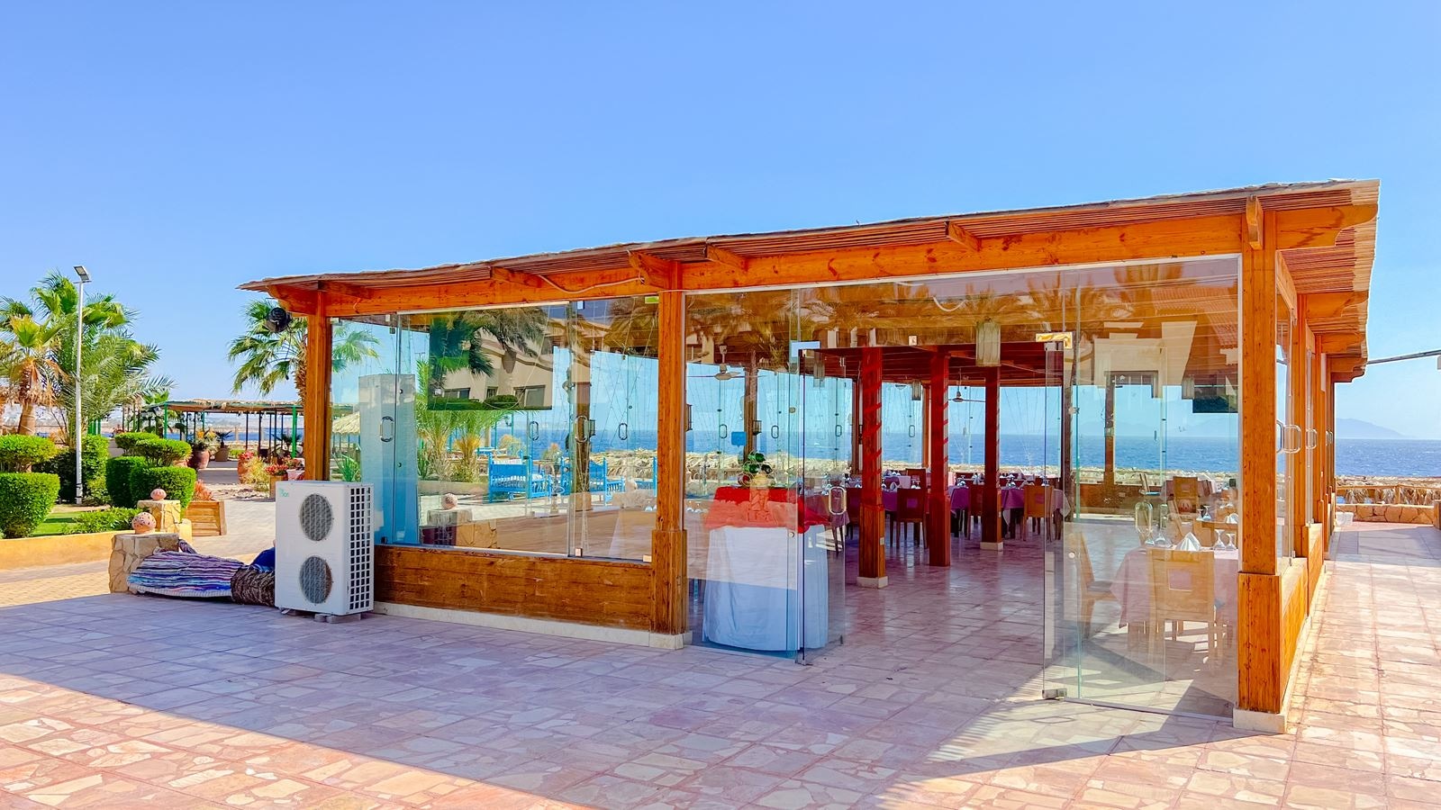 restaurants-reef-beach-restaurant