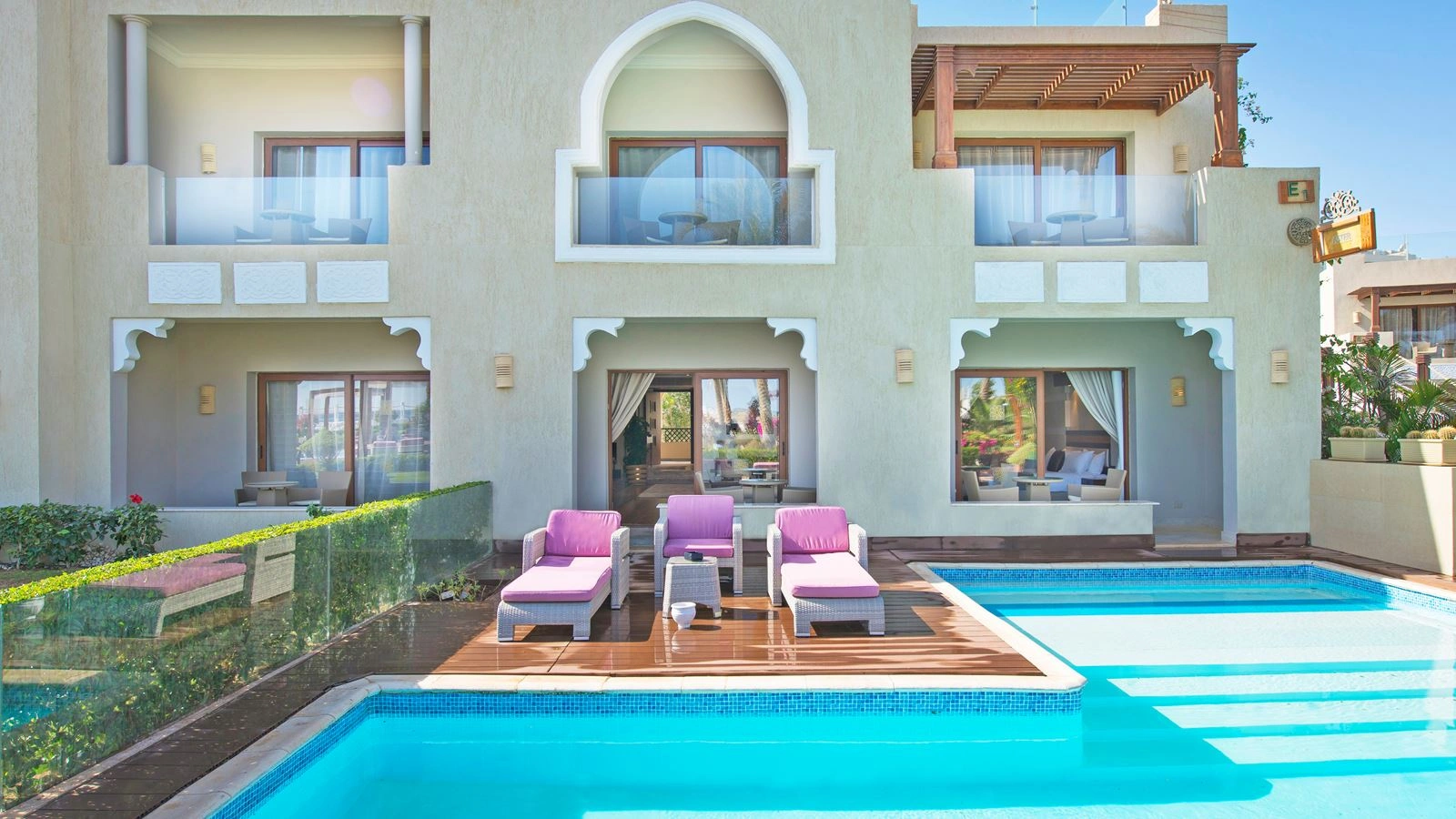 rooms-executive-swim-up-suite