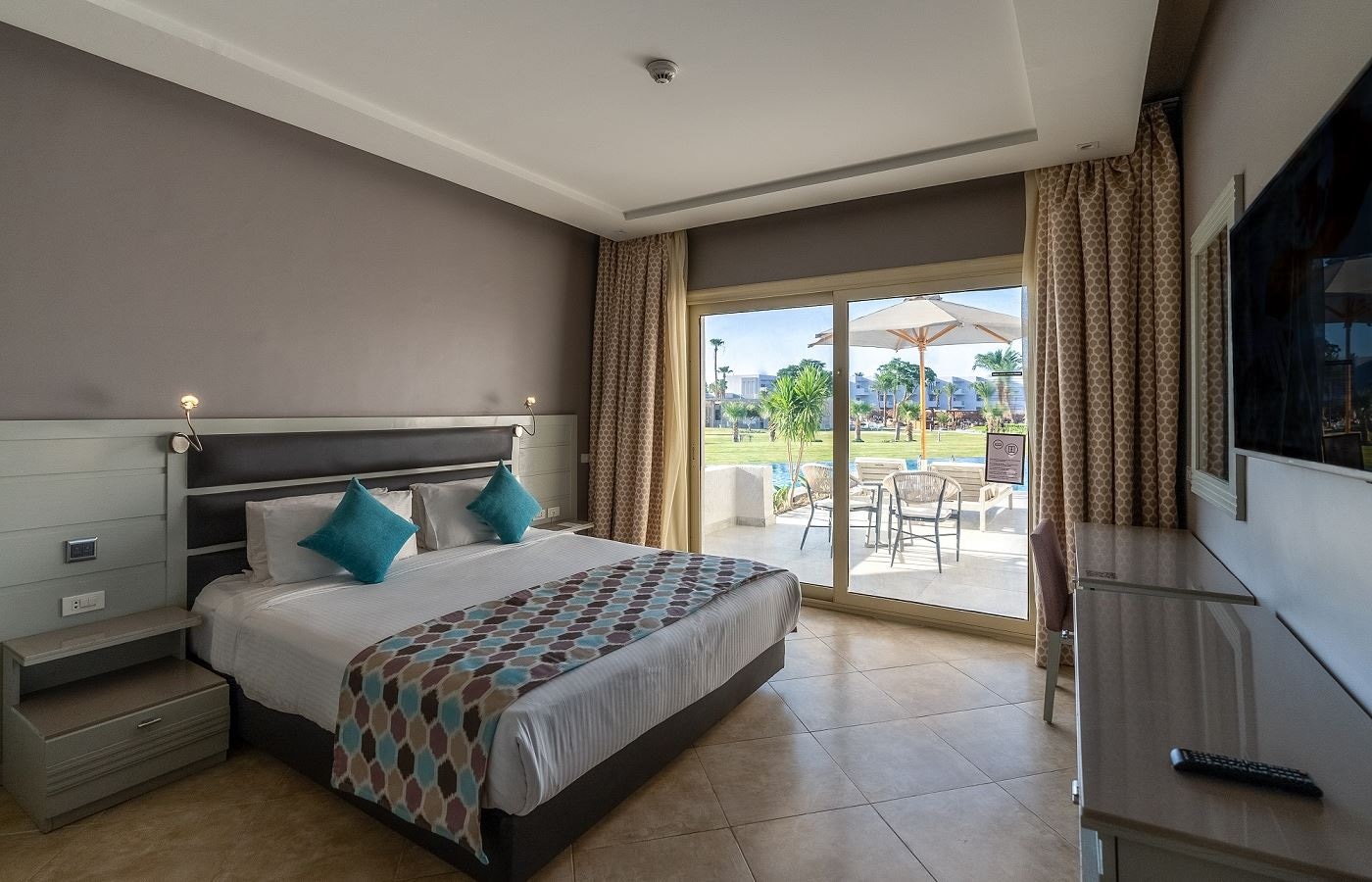 rooms-family-swim-up-suite-posh-club