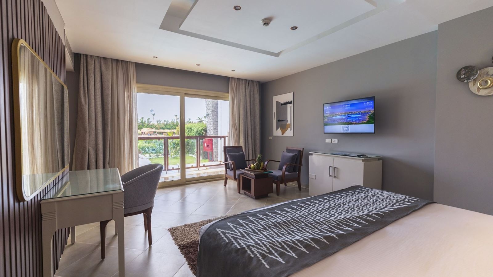 rooms-crystal-pool-suite-sea-view-posh-club